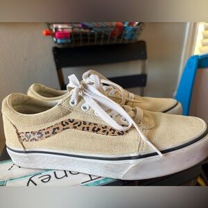 Vans Ward low-top sneakers in the "Cheetah Stripe Marshmallow" colorway.